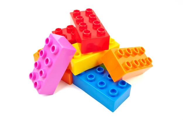 Blocchi di plastica colorati giocattolo isolati su sfondo bianco