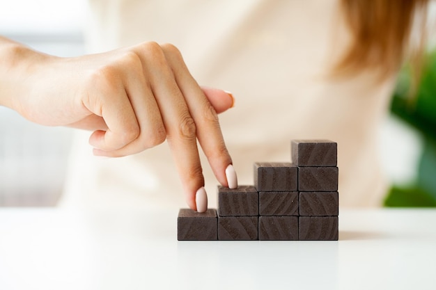 Blocchi neri in legno impilabili a mano a forma di scala