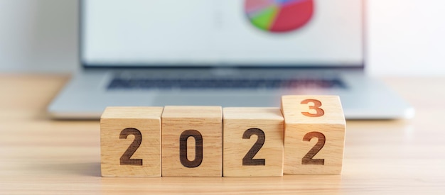 Blocco anno 2023 sullo sfondo del computer portatile Obiettivo risoluzione obiettivo piano strategia finanziamento budget motivazione e concetti di inizio anno nuovo