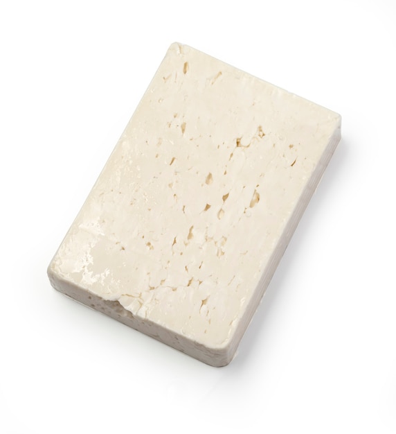 Blocco di formaggio feta greco isolato su bianco.