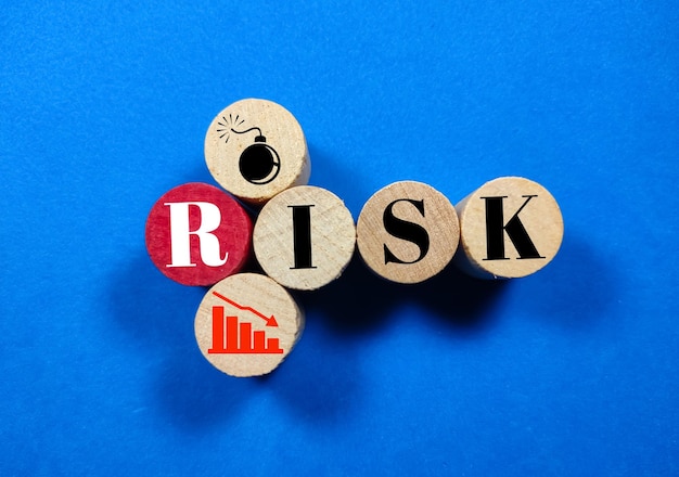 Blocco di legno icona rischio cilindro con la parola rischio concetto aziendale