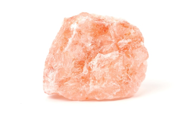 Blocco di pietra di sale dell'Himalaya cristallo di sale rosa naturale isolato su sfondo bianco