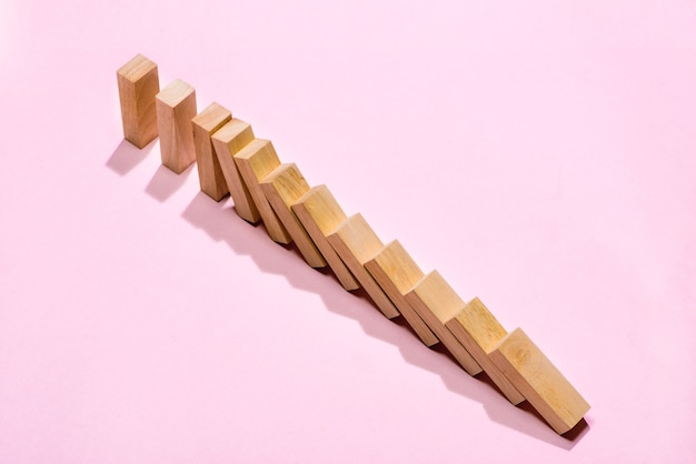 Blocco Domino. Domino continuo rovesciato su sfondo rosa.