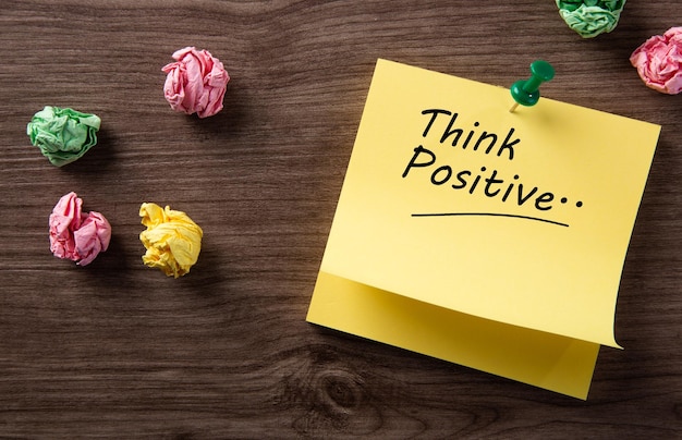 Blocco note a colori con la parola Think Positive