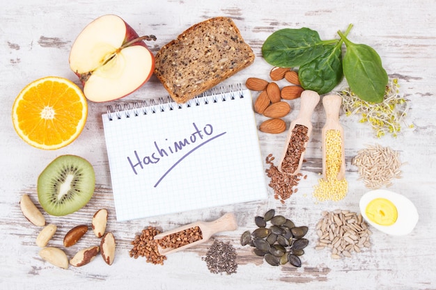 Blocco note con iscrizione hashimoto e migliori ingredienti o prodotti per una tiroide sana Alimenti contenenti vitamine