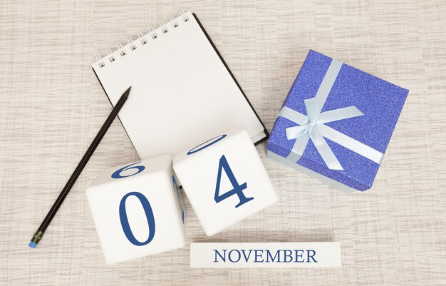 Blocco note e calendario in legno per il 4 novembre