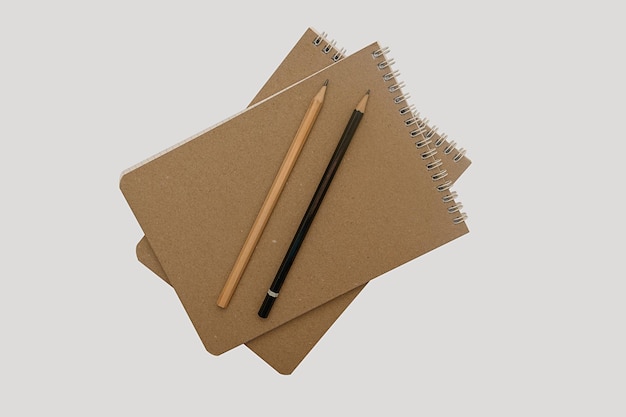 Blocco note e due semplici matite su sfondo grigio Layout minimalista per il design