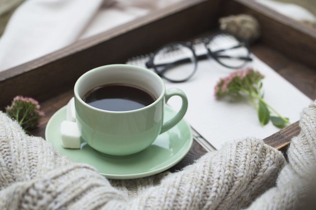 Blocco note e una tazza di caffè su un vassoio