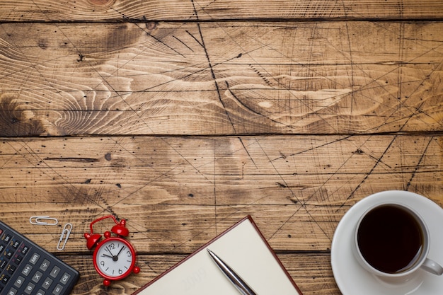 Blocco note per testo e tazza di caffè