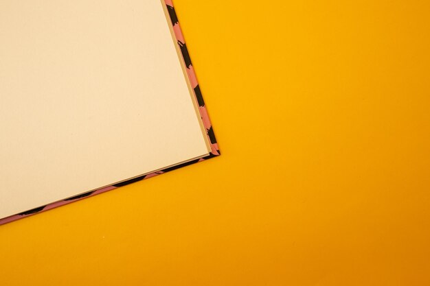 Blocco note su uno sfondo giallo brillante fogli di parole di carta su carta