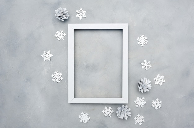 Blocco per grafici bianco di natale della foto con copyspace. Vacanza . fiocchi di neve e coni