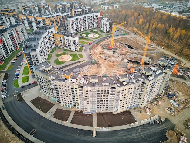 Blocco urbano in autunno Moderni edifici a più piani Costruzione di un edificio a più piani Fotografia aerea