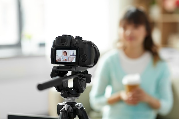 Blogger asiatica con video di registrazione del caffè