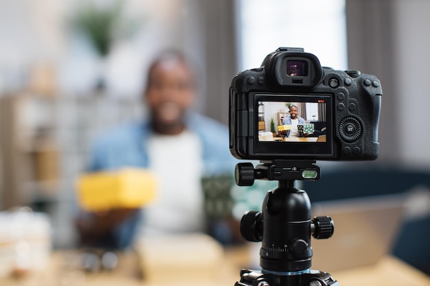 Blogger che filma un video mentre disimballa i pacchi regalo a casa