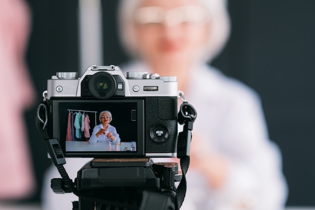 blogger di stile di bellezza senior. donna d'affari di successo. elegante signora anziana che fa video tutorial.