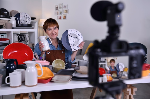 Blogger donna asiatica vlogger e influencer online che registra contenuti video su marketing e vendita online ed e-commerce per la produzione e i prodotti in ceramica
