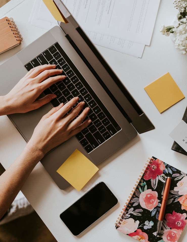 Foto blogger donna che lavora sul suo laptop a casa