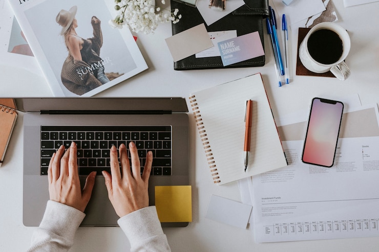 Foto blogger donna che lavora sul suo laptop a casa