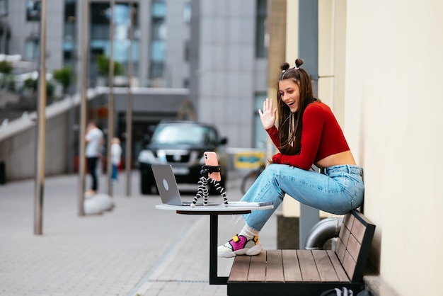 Blogger donna in un caffè estivo in streaming per strada