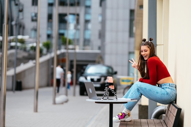Blogger donna in un caffè estivo in streaming per strada