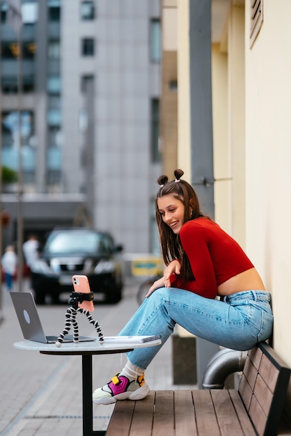 Blogger donna in un caffè estivo in streaming per strada