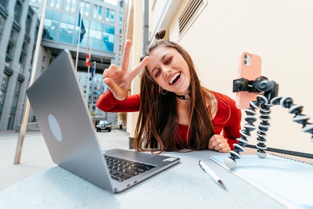 Blogger donna in un caffè estivo in streaming per strada