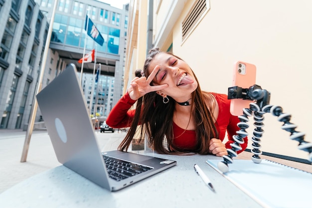 Blogger donna in un caffè estivo in streaming per strada