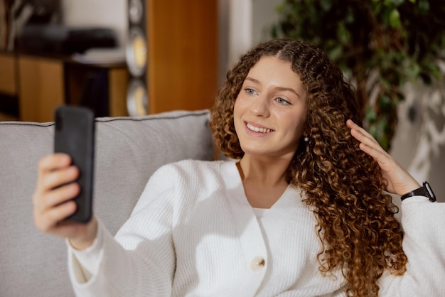 Blogger influencer star di Internet con un sorriso bianco come la neve occhi grigi capelli ricci castani