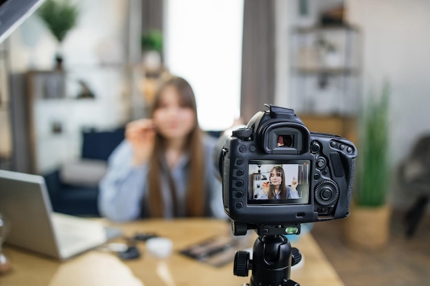 Blogger popolare che testa nuovi cosmetici durante la trasmissione in diretta