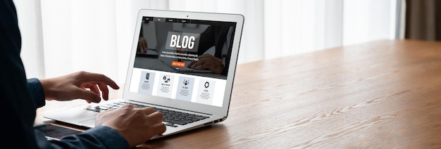 Blogging concetto web blog social media rete di informazioni accuratamente