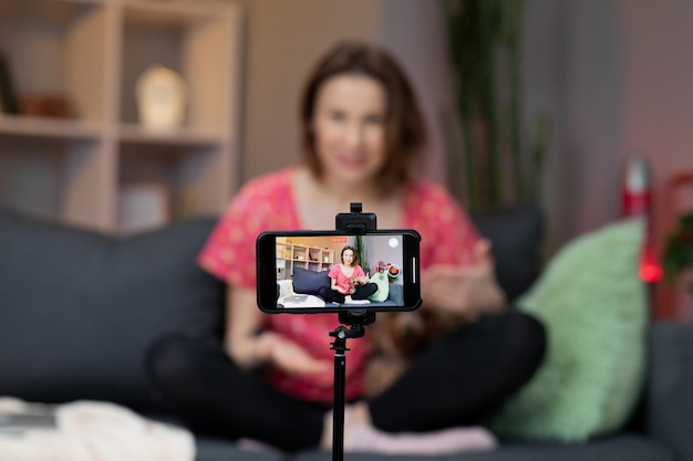 Blogging tecnologico e concetto di persone Vlogger donna che chiede al pubblico online di apprezzare e iscriversi al suo canale