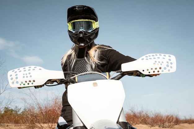 Blondie di motocross Pilota femminile di dirtbike