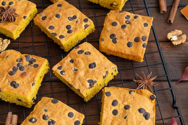 Blondie di zucca o torta con gocce di cioccolato noci cannella Dessert per il Ringraziamento o Halloween