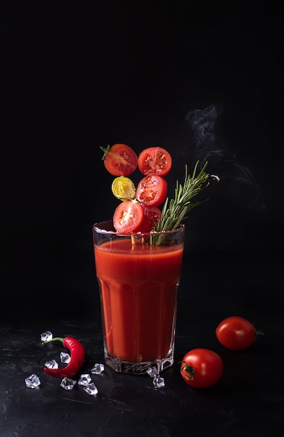 Bloody Mary con pomodori, rosmarino e peperoncino su un nero