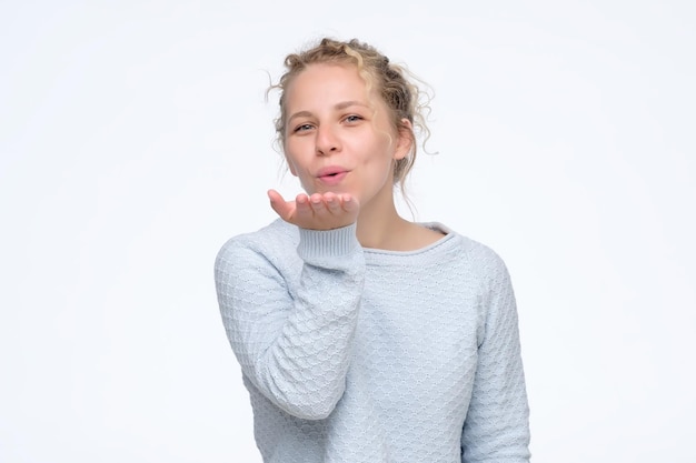 Blow bacio giovane modello femminile riccio caucasico