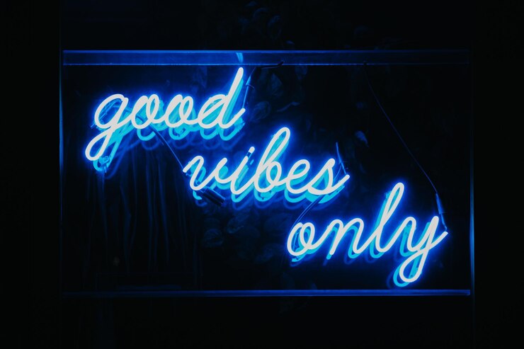 Foto blu buone vibrazioni solo parole in segnaletica a neon