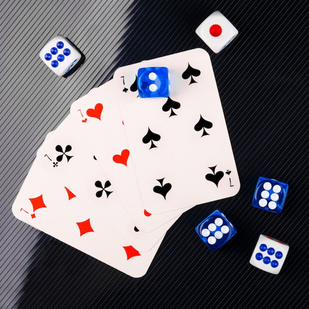 Blu e bianco taglia e carta da gioco