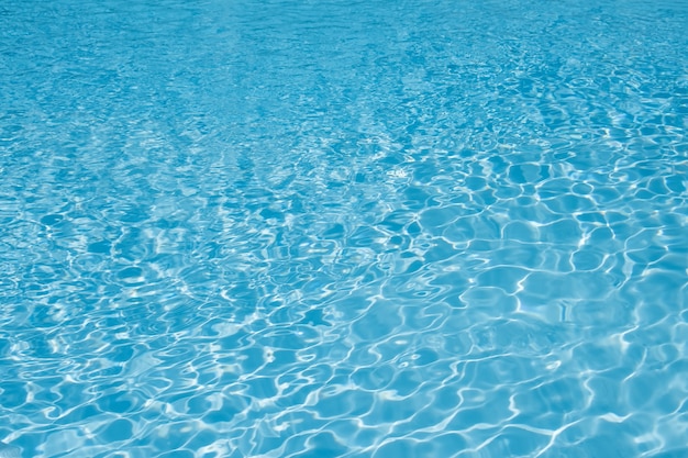 Blu e luminoso superficie dell&#39;acqua e ondulazione onda con riflesso del sole in piscina