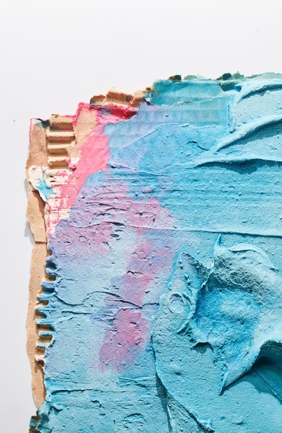 Blu frastagliati pezzi di cartone sfondo astratto vernice caotica trattini e tratti su intonaco applicato con spatola stucco texturexA