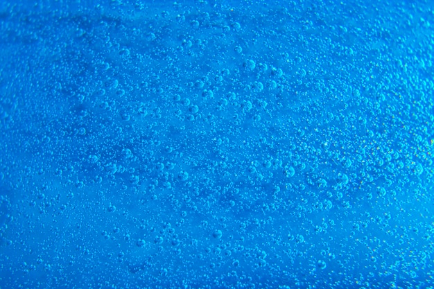 Blu gocce d'acqua sul vetro