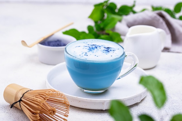 Blu matcha latte con latte