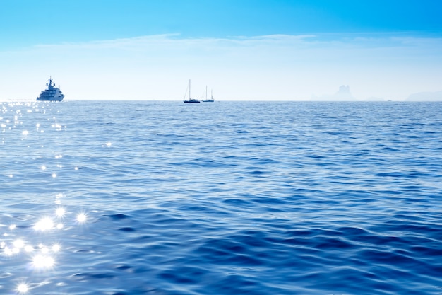 blu profondo del mar mediterraneo