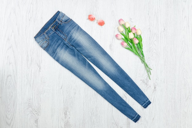 Blue jeans e bouquet di tulipani. Concetto alla moda