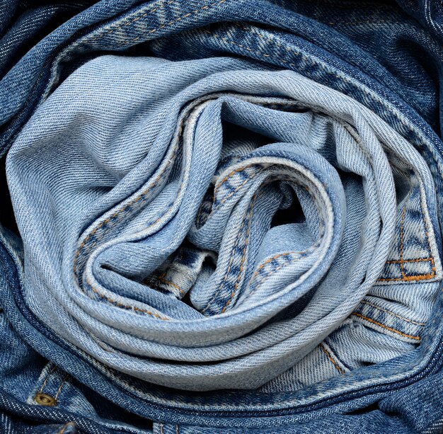 Blue jeans in drappi rotondi