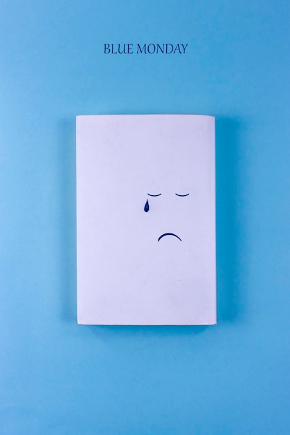 Blue Monday concept Copertina del libro vuota Libro vuoto con la faccia triste e la lacrima