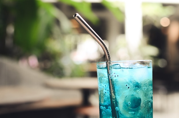 Blue Ocean drink con semi di chia e menta nel caffè all'aperto in una giornata di sole