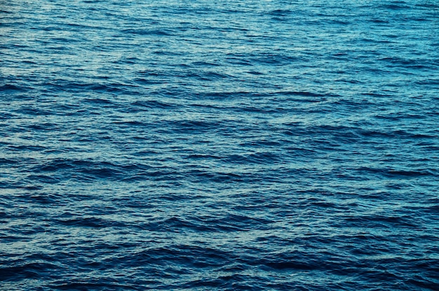 Blue Water Texture Pattern a mezzogiorno sull'Oceano Atlantico