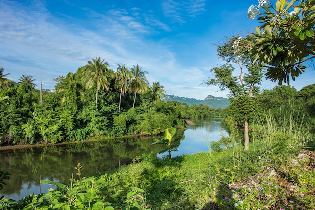 Bluesky e fiume motain a kanchanaburi in Tailandia