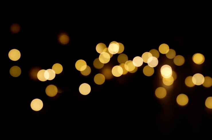 Photo blurry yellow round lights on a dark surface