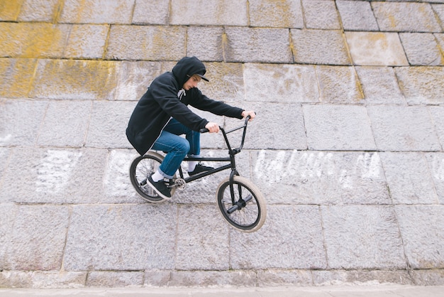 Bmx Freestyle. Un uomo cavalca un muro su una bici bmch. Trucchi sul muro